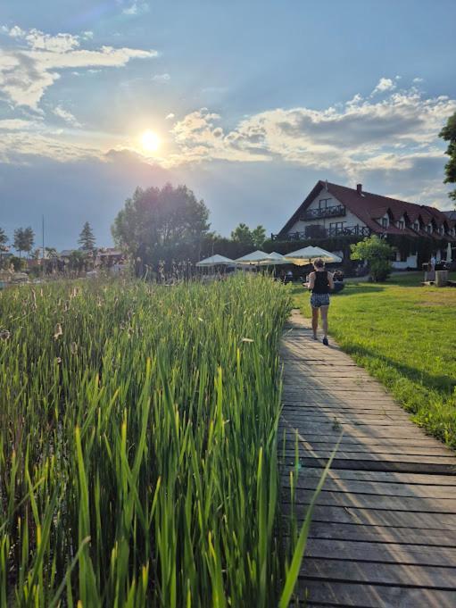 Pensjonat Rybaczowka - Noclegi, Restauracja, Port Богачево Екстериор снимка